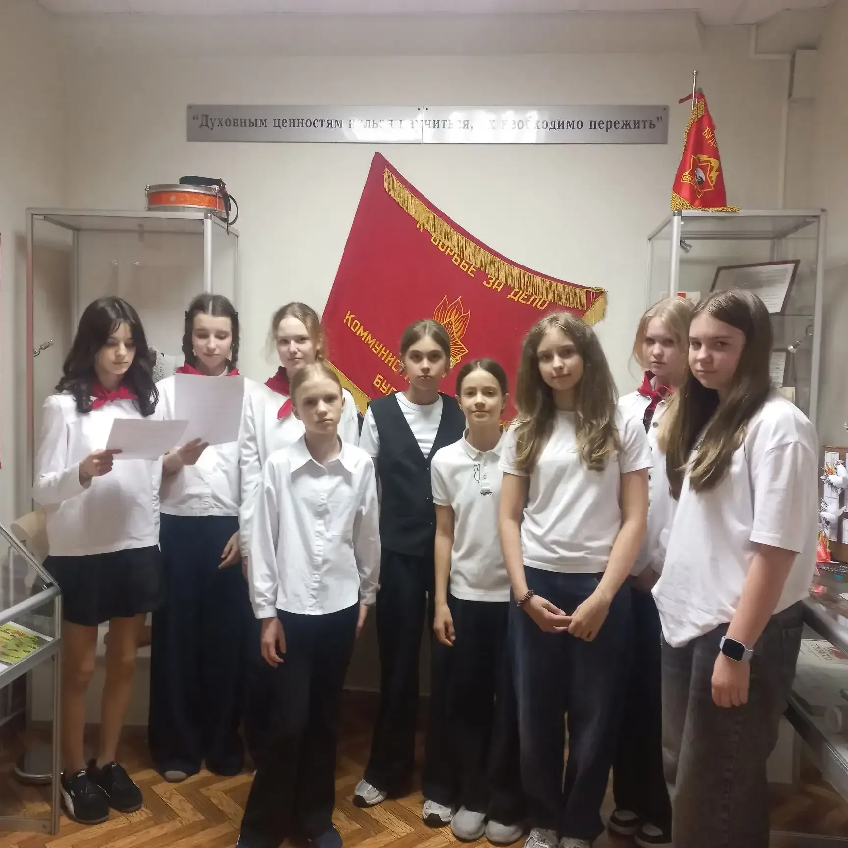 КВИЗ «Страна Пионерия» в школьном музее!   Привет, друзья! 🌟 Сегодня мы хотим поделиться с вами ярки