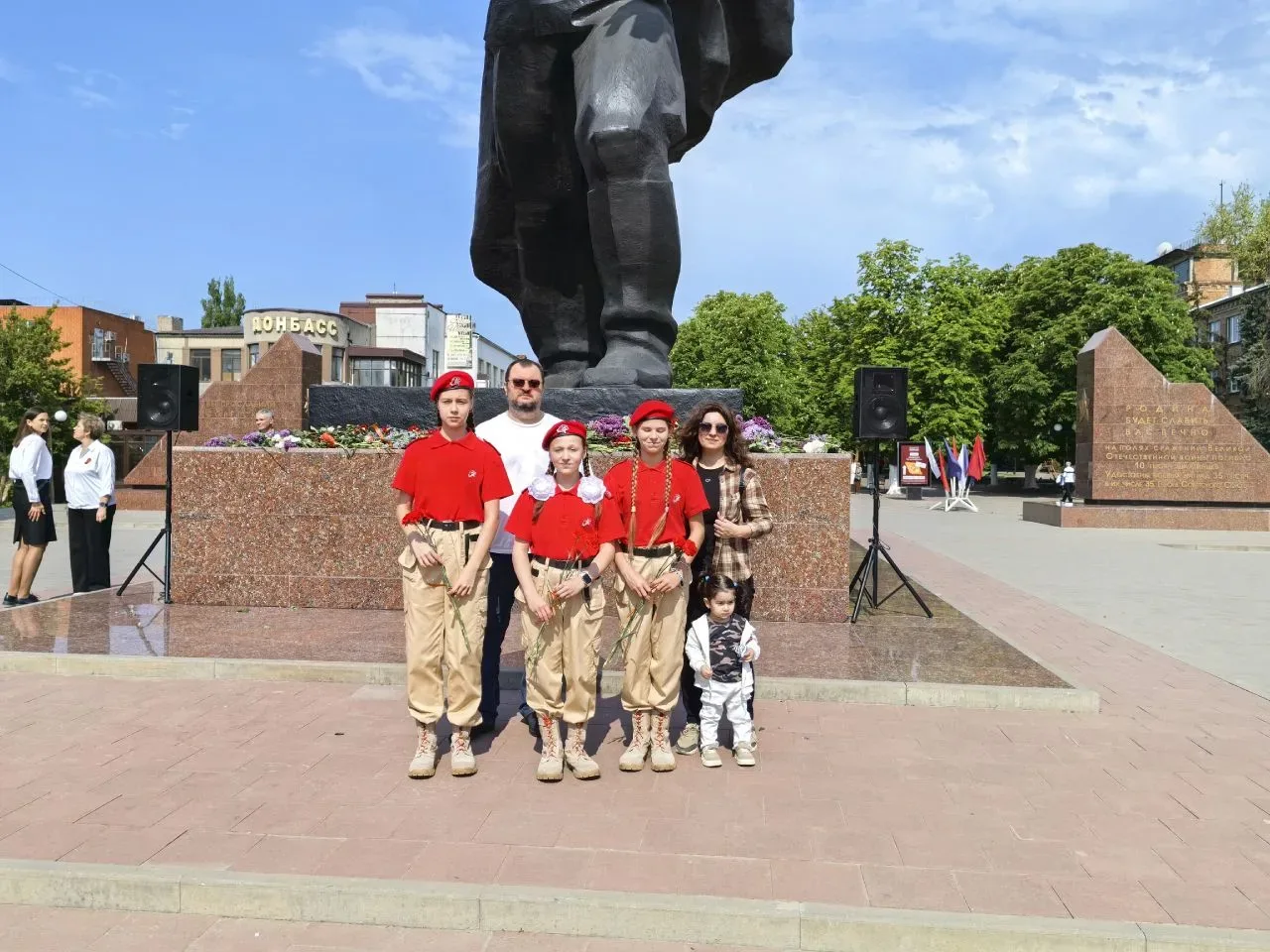 81-я годовщина Великой Победы 🕊️   Наши Юнармейцы в день Великой Победы приняли участие в торжествен