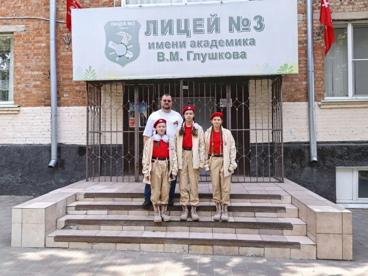 81-я годовщина Великой Победы 🕊️   Наши Юнармейцы в день Великой Победы приняли участие в торжествен