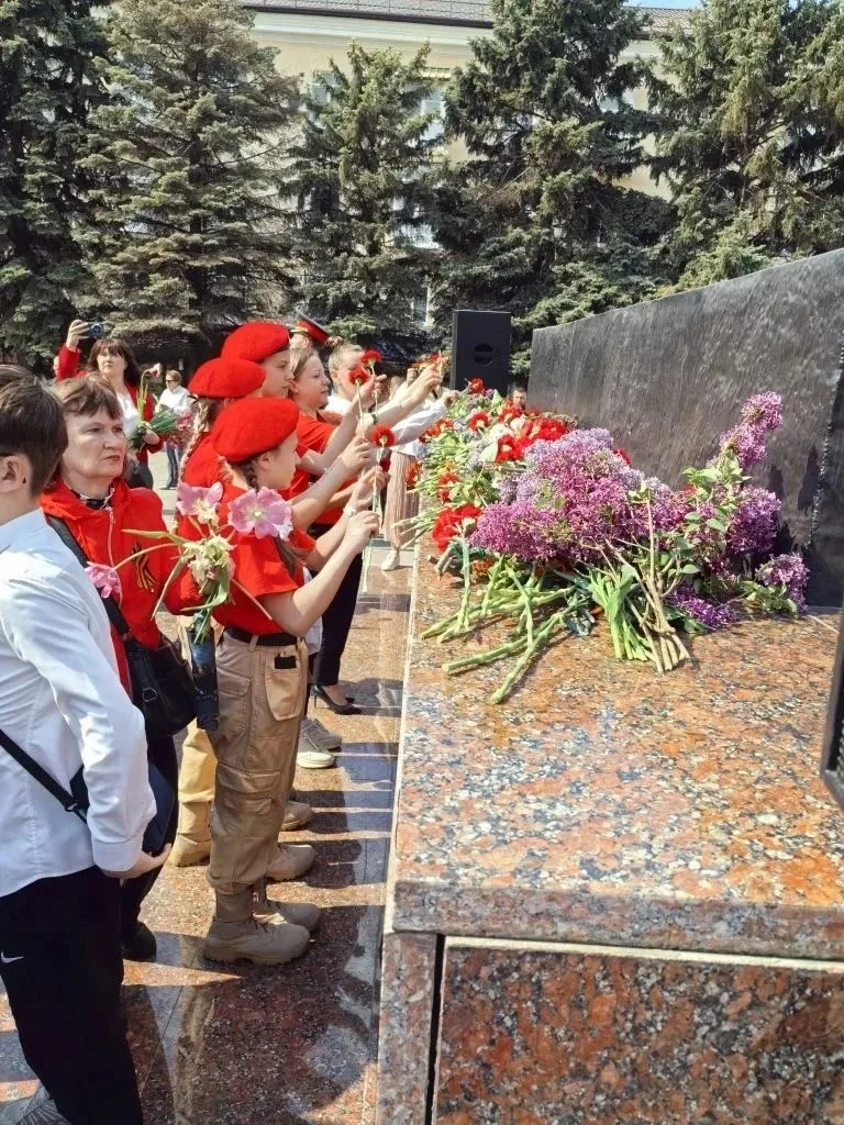 81-я годовщина Великой Победы 🕊️   Наши Юнармейцы в день Великой Победы приняли участие в торжествен