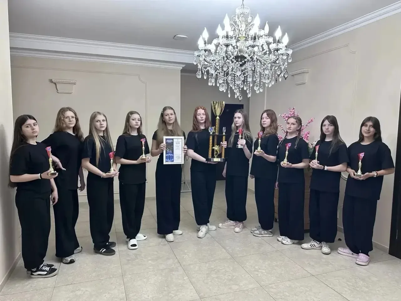 ✨ Поздравляем учениц 1-Б класса Александру Кравцову, Ульяну Стародубцеву и  ученицу 6-В класса Журав