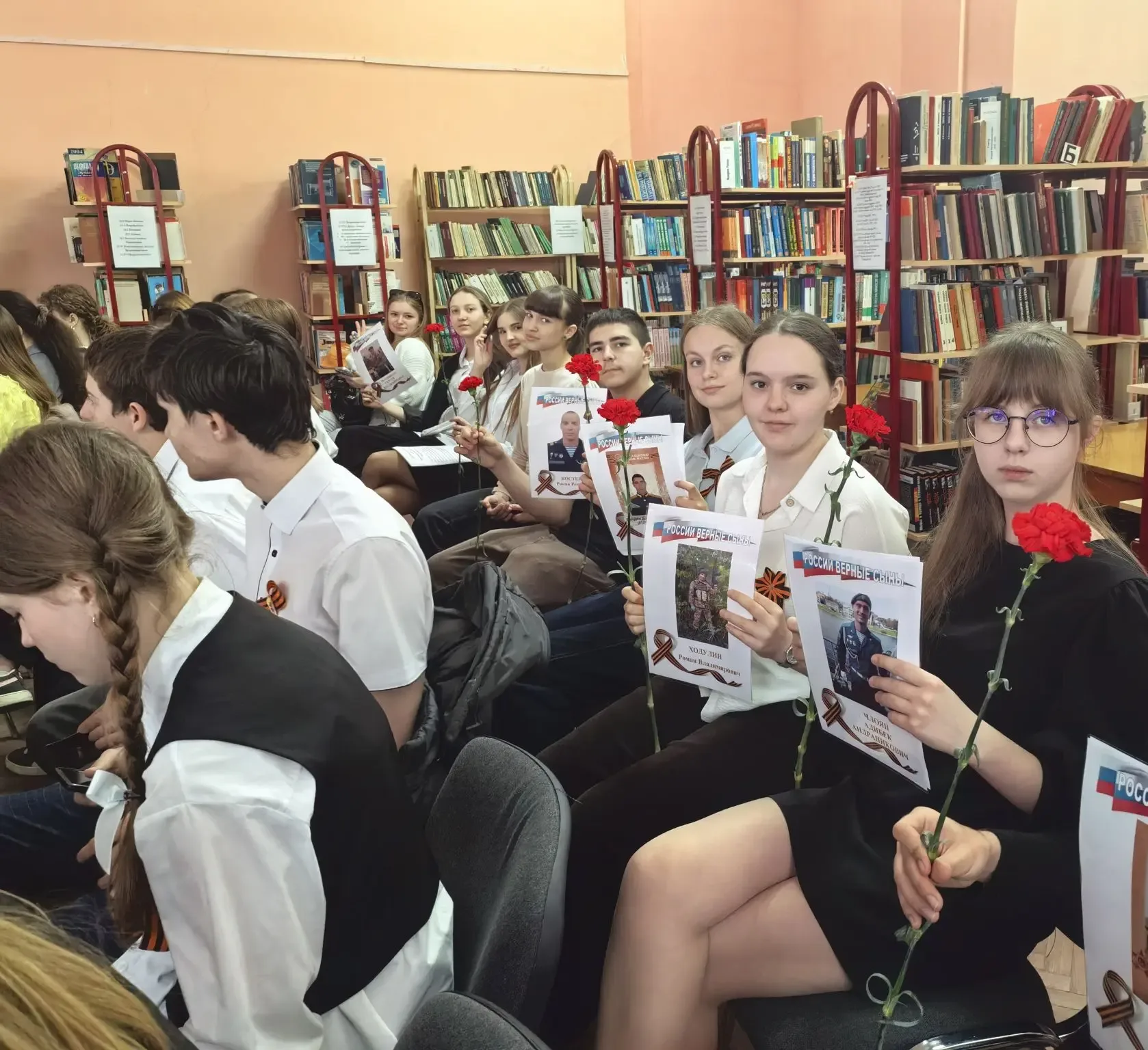 В библиотеке имени А. С. Пушкина звучали истории мужества и памяти 🎗️  «Герои СВО – гордость России»