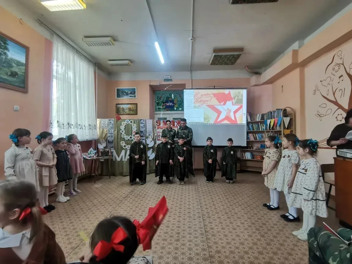 🕊️ Мы помним, мы гордимся: патриотическая композиция в библиотеке имени Н. К. Крупской  В Детской го