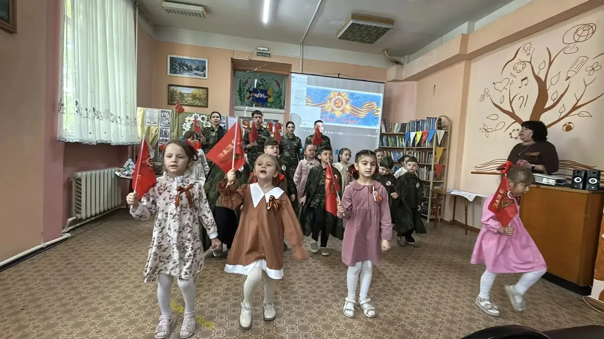 🕊️ Мы помним, мы гордимся: патриотическая композиция в библиотеке имени Н. К. Крупской  В Детской го