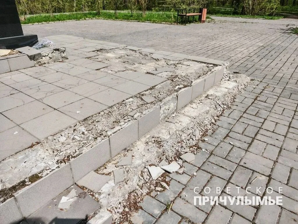 Постамент памятника в сквере у школы № 14 разрушается  На аварийное состояние подножия памятного мес