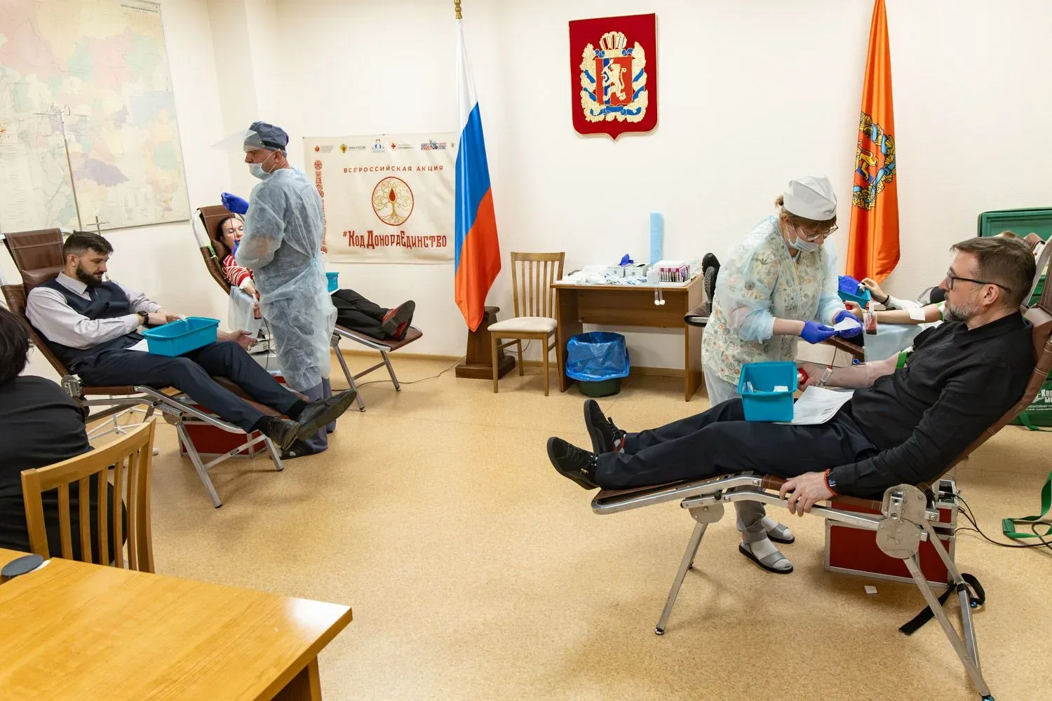 Депутаты Заксобрания края пополнили банк крови На несколько часов мобильным пунктом забора крови ста