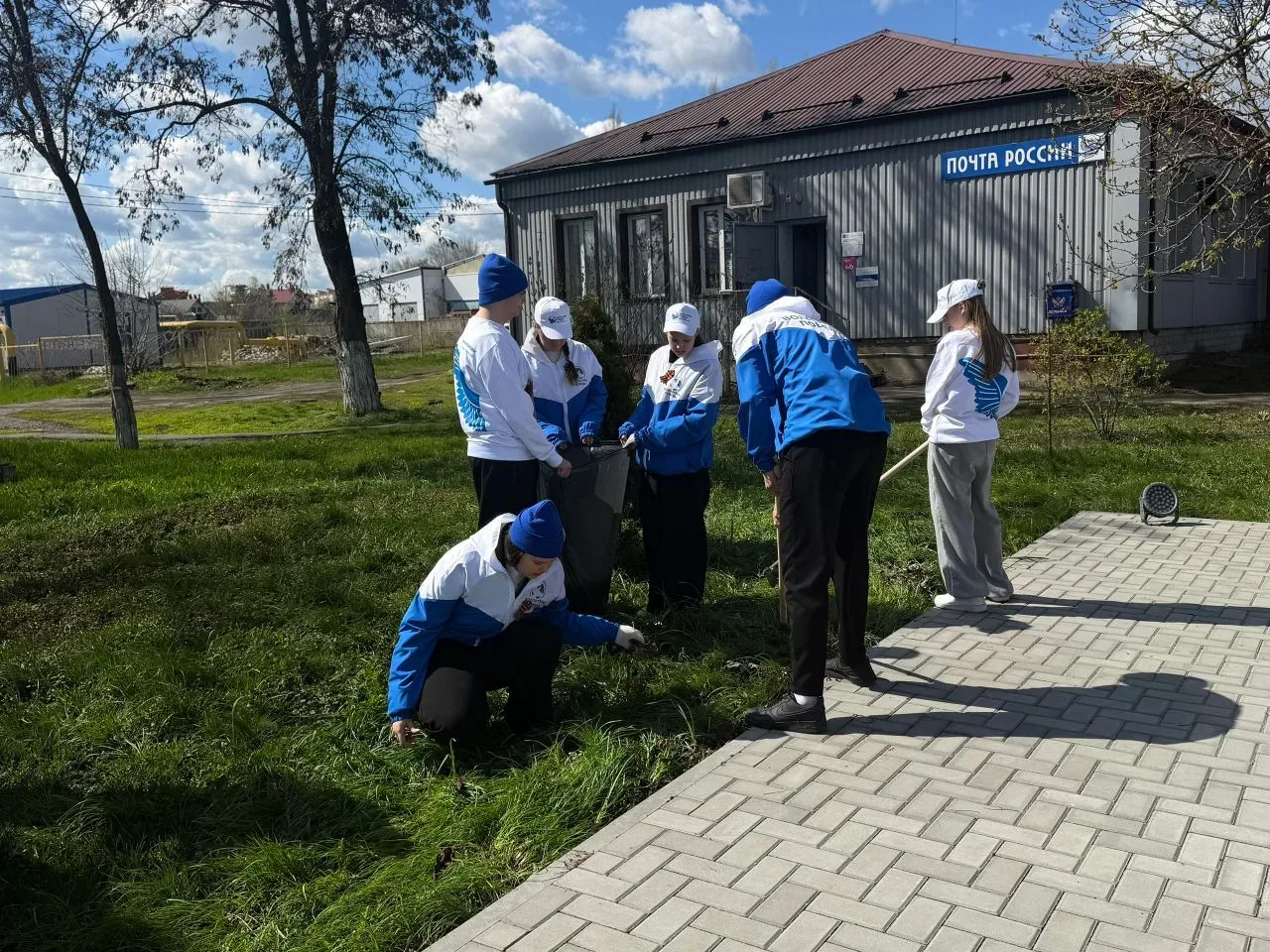 Всероссийский субботник: забота о памяти поколений  В рамках проведения Всероссийского субботника об