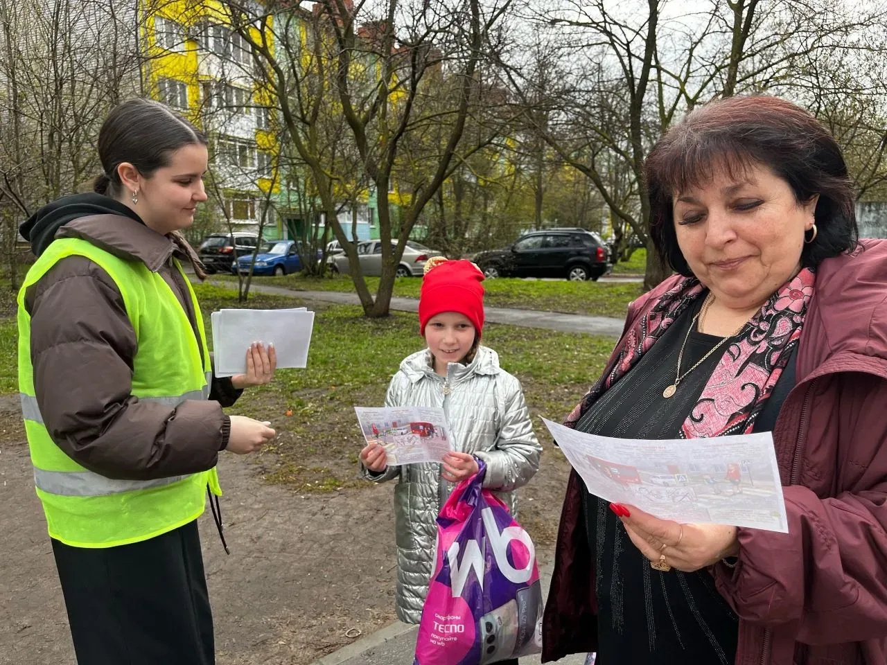 🚦В рамках акции " Дорожный патруль" наши активисты из ЮИД раздали родителям и обучающимся  памятки п