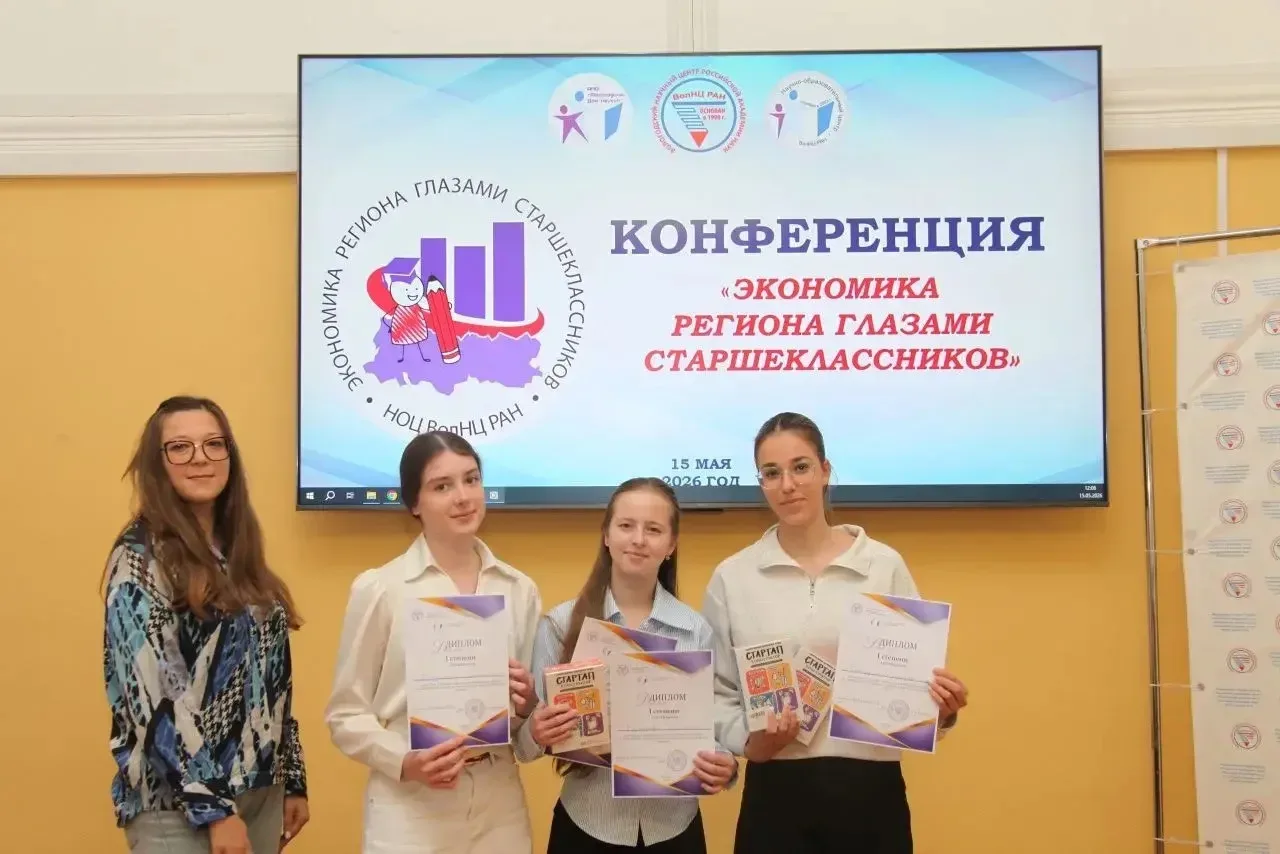 ДЕНЬ БОЛЬШИХ ДОСТИЖЕНИЙ 🎉 — школьники представили свои исследования   Сегодня 38 обучающихся десятых