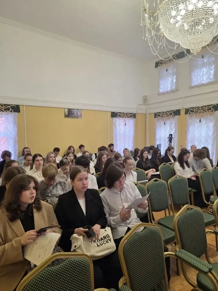 ДЕНЬ БОЛЬШИХ ДОСТИЖЕНИЙ 🎉 — школьники представили свои исследования   Сегодня 38 обучающихся десятых
