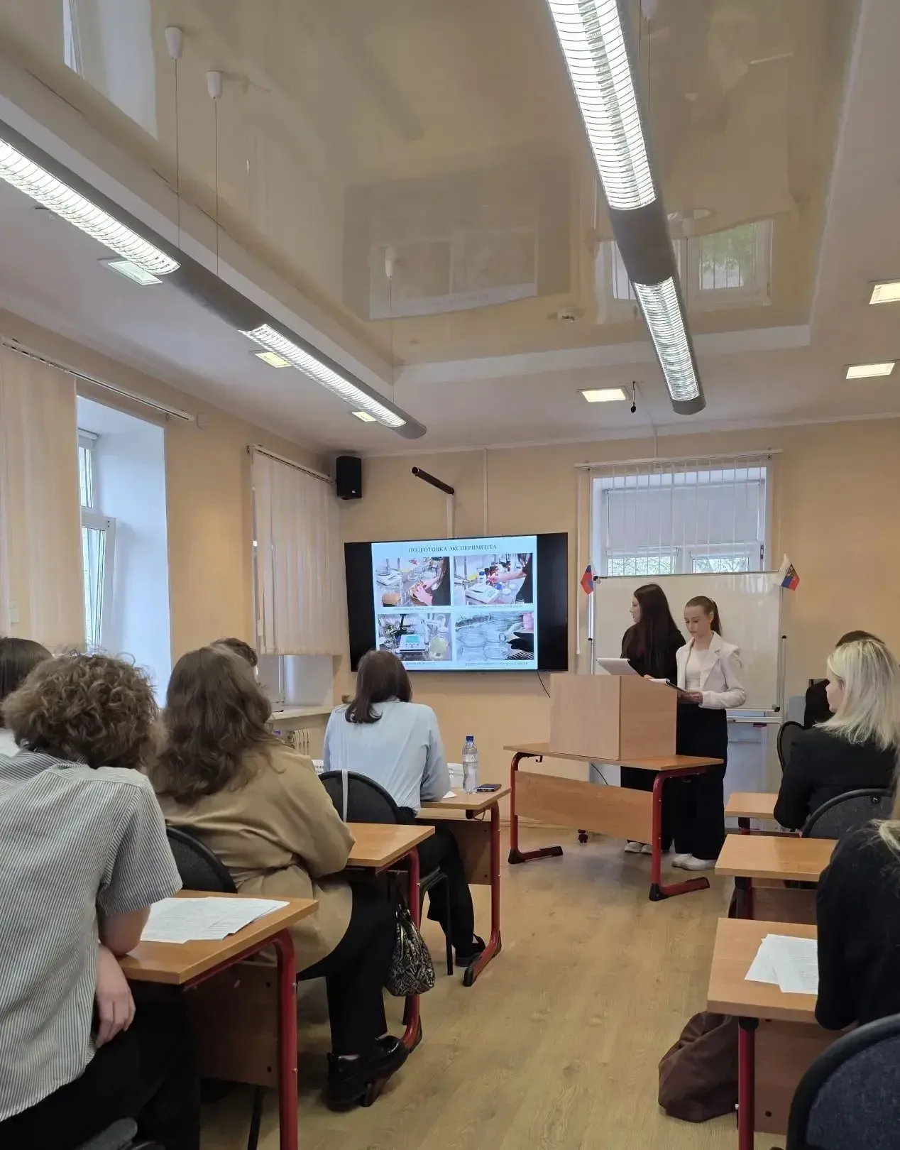 ДЕНЬ БОЛЬШИХ ДОСТИЖЕНИЙ 🎉 — школьники представили свои исследования   Сегодня 38 обучающихся десятых