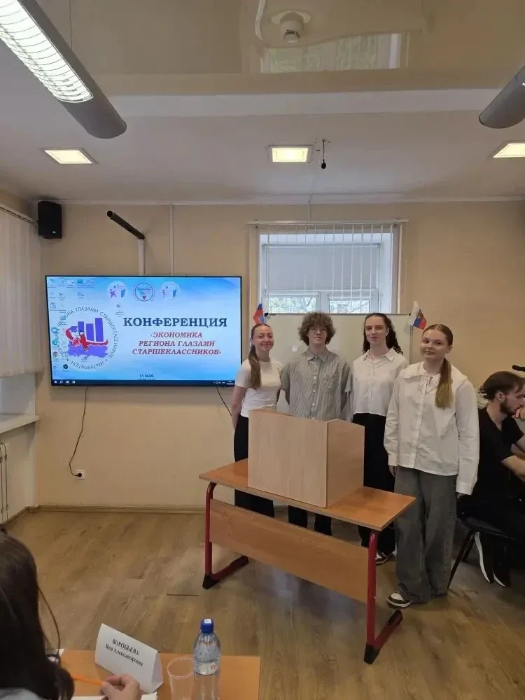 ДЕНЬ БОЛЬШИХ ДОСТИЖЕНИЙ 🎉 — школьники представили свои исследования   Сегодня 38 обучающихся десятых