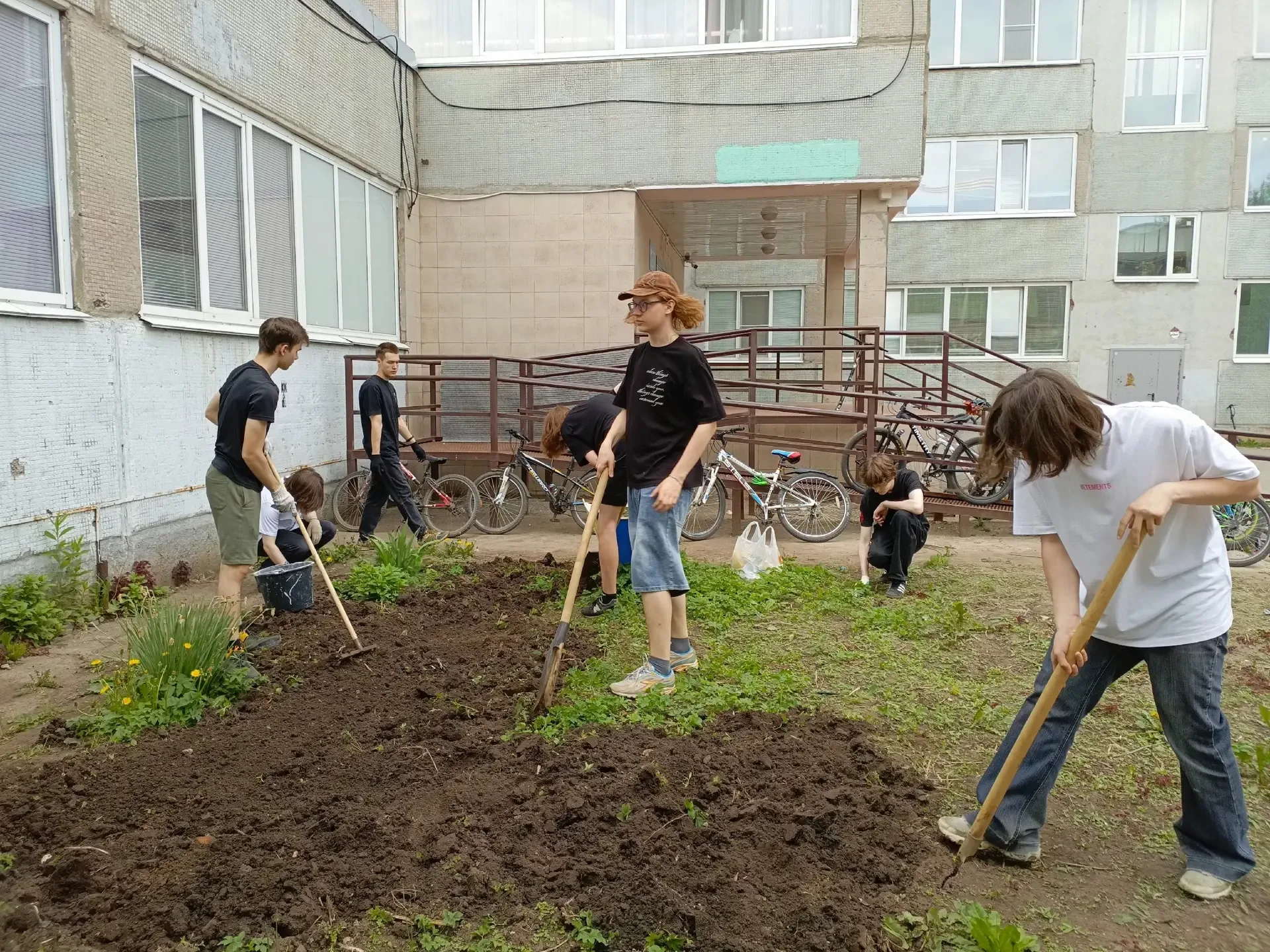 ТРУДОВОЙ ДЕСАНТ — ученики 10‑х классов готовят клумбы к посадке  Вчера учащиеся 10 «А» и 10 «Б» клас