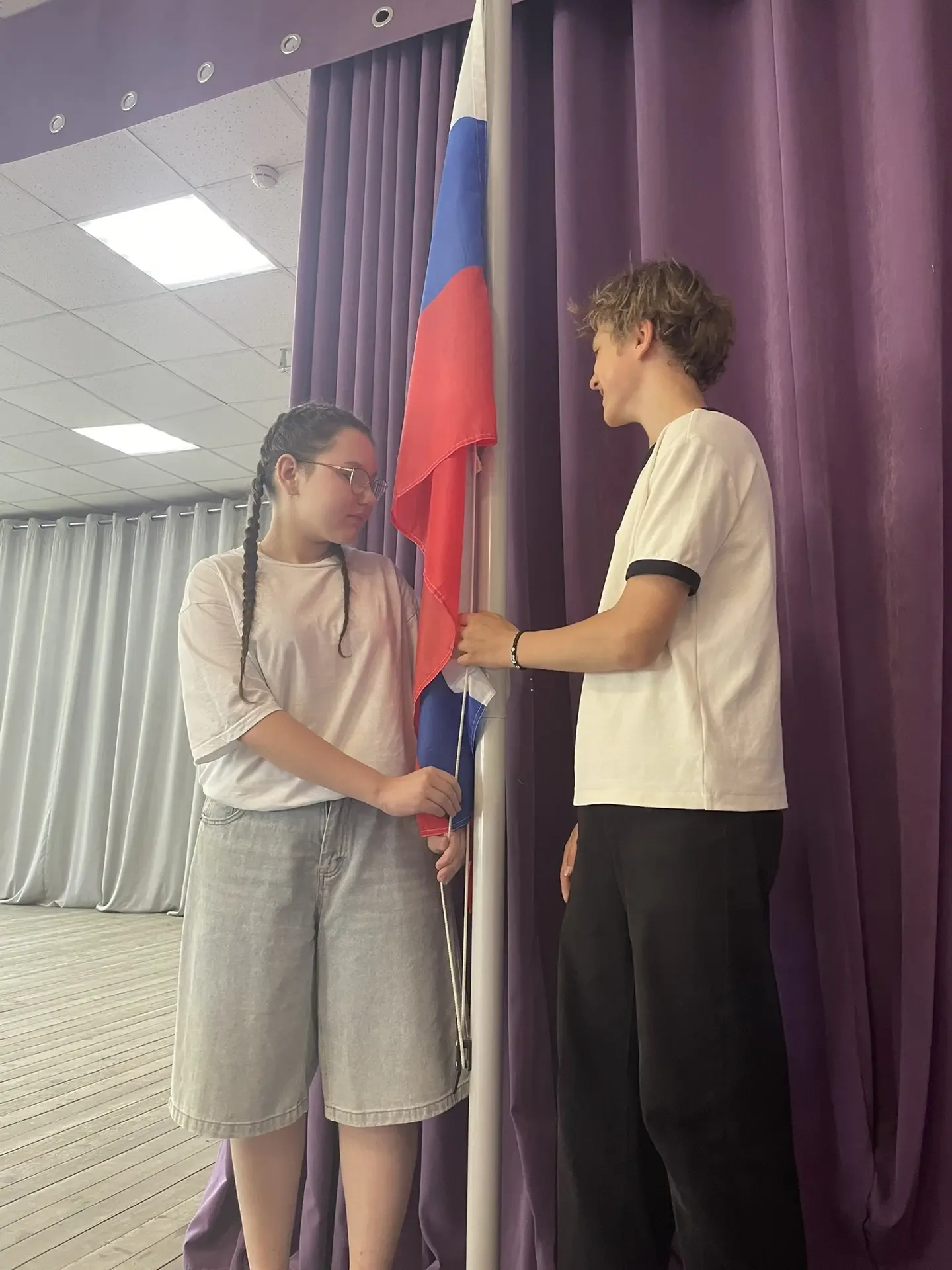 ТОРЖЕСТВЕННАЯ ЦЕРЕМОНИЯ СПУСКА ФЛАГА РФ ⚪🔵🔴    Традиционное завершение учебной недели в Тридцать Сед