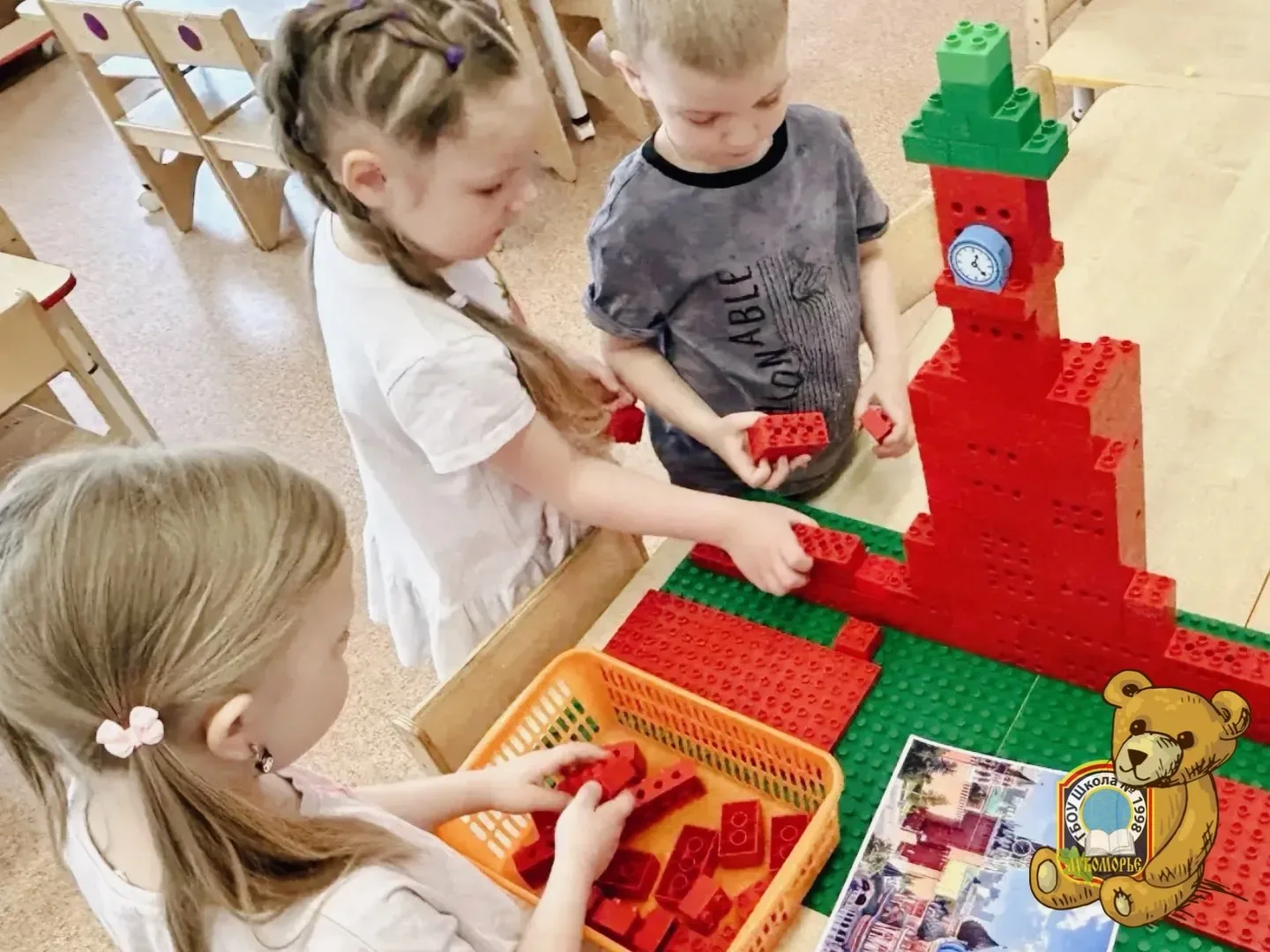 #ДайджестДошколят | Парад из LEGO 🎖️  Накануне Дня Победы воспитанники группы «Весёлые ребята» устро