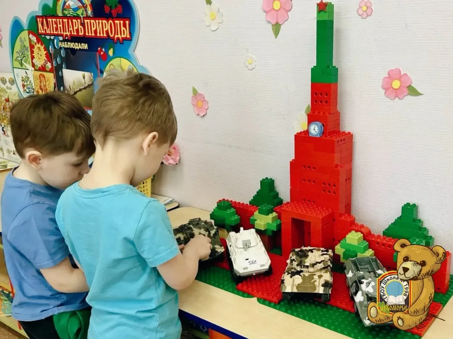 #ДайджестДошколят | Парад из LEGO 🎖️  Накануне Дня Победы воспитанники группы «Весёлые ребята» устро