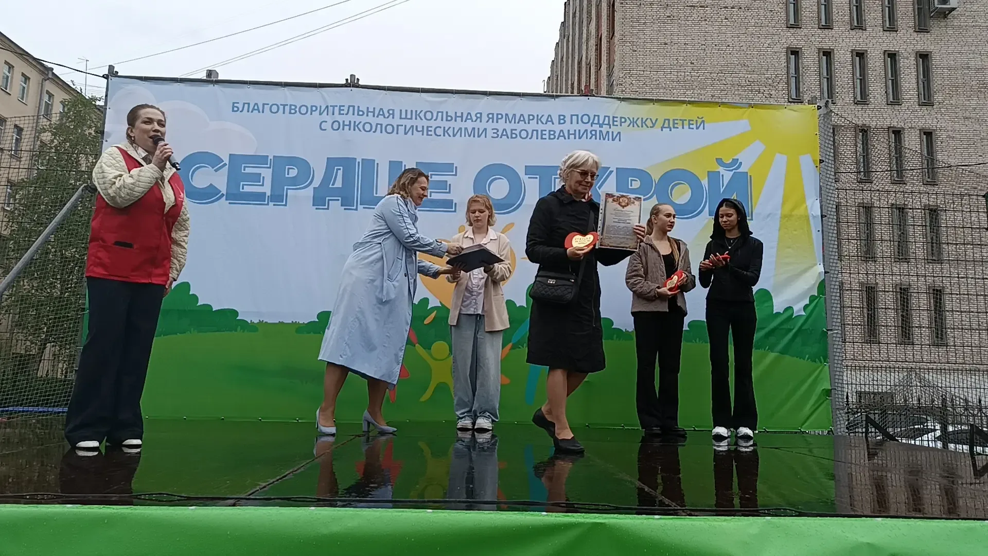 💖 «Сердце открой»— ярмарка, объединившая всех!  Вчера наша школа вновь стала местом настоящего чуда,