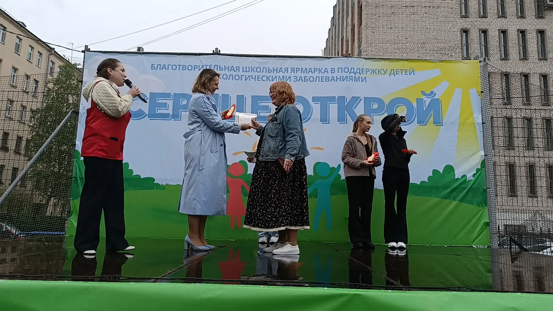 💖 «Сердце открой»— ярмарка, объединившая всех!  Вчера наша школа вновь стала местом настоящего чуда,