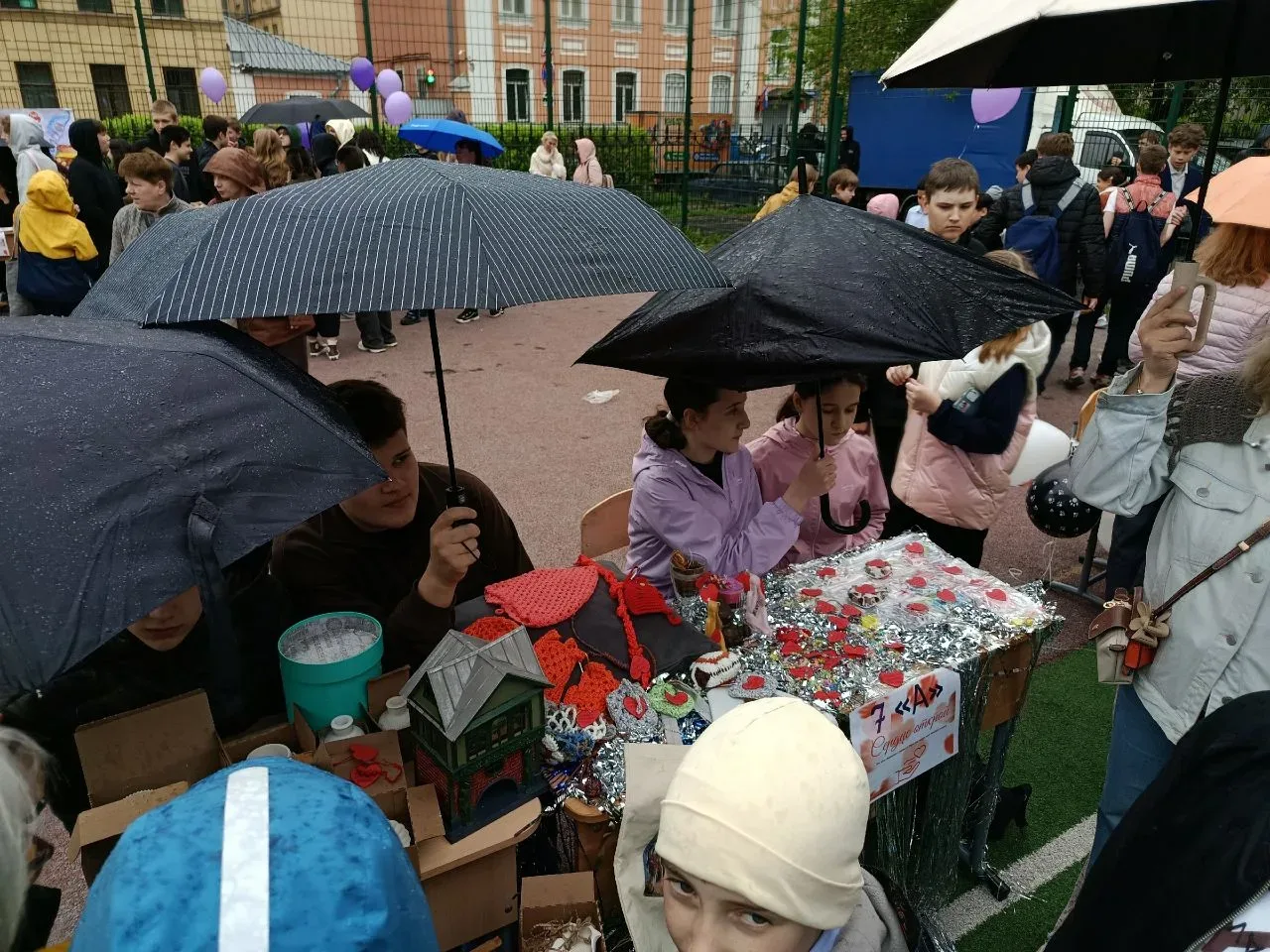 💖 «Сердце открой»— ярмарка, объединившая всех!  Вчера наша школа вновь стала местом настоящего чуда,