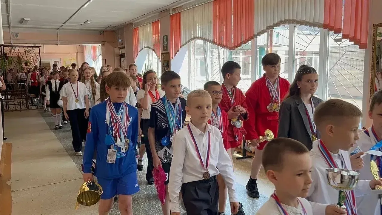 ТРИУМФАЛЬНОЕ ШЕСТВИЕ  Сегодня в нашей школе впервые прошел парад достижений в сфере дополнительного 