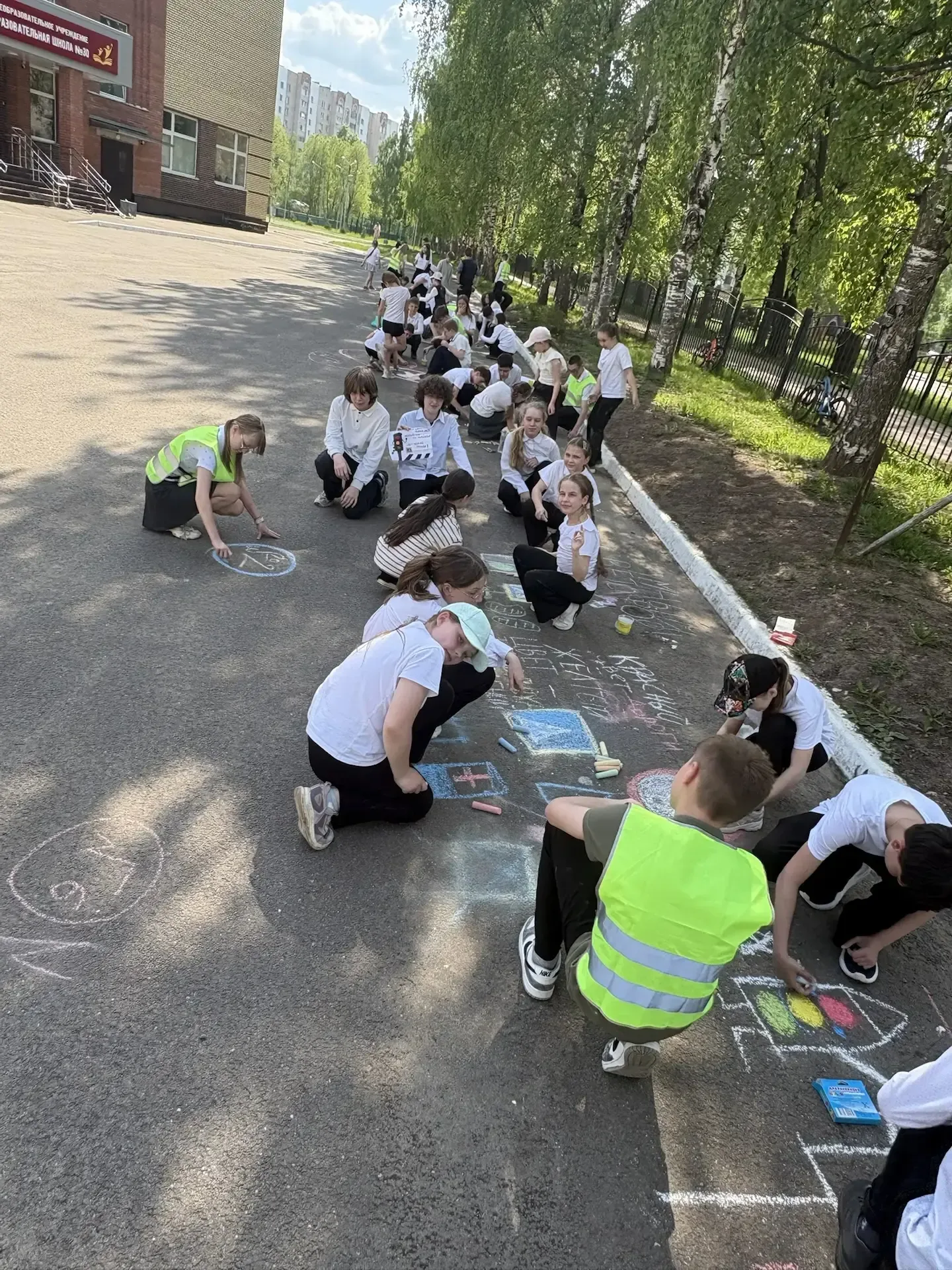 ✨ Шестиклассники отряда ЮИД— третьеклассникам: урок безопасности + творчество! ✨  В конце учебного г