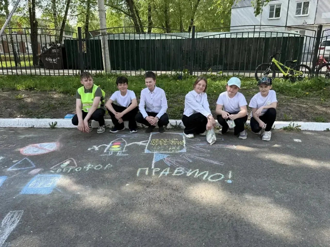 ✨ Шестиклассники отряда ЮИД— третьеклассникам: урок безопасности + творчество! ✨  В конце учебного г