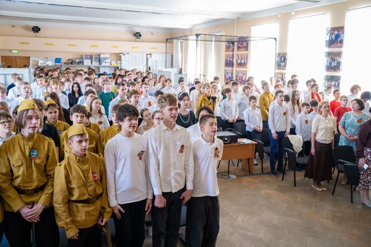 В 1 здании Инженерной школы № 1581 прошёл Фестиваль военной песни!  🕊️ Тёплый и искренний концерт, к