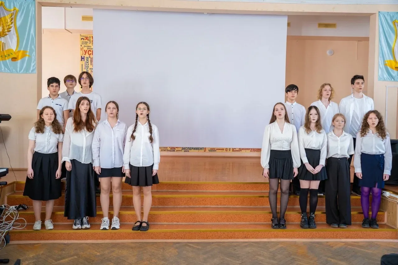 В 1 здании Инженерной школы № 1581 прошёл Фестиваль военной песни!  🕊️ Тёплый и искренний концерт, к