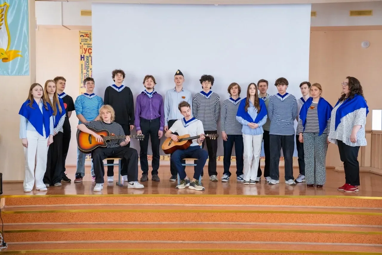 В 1 здании Инженерной школы № 1581 прошёл Фестиваль военной песни!  🕊️ Тёплый и искренний концерт, к