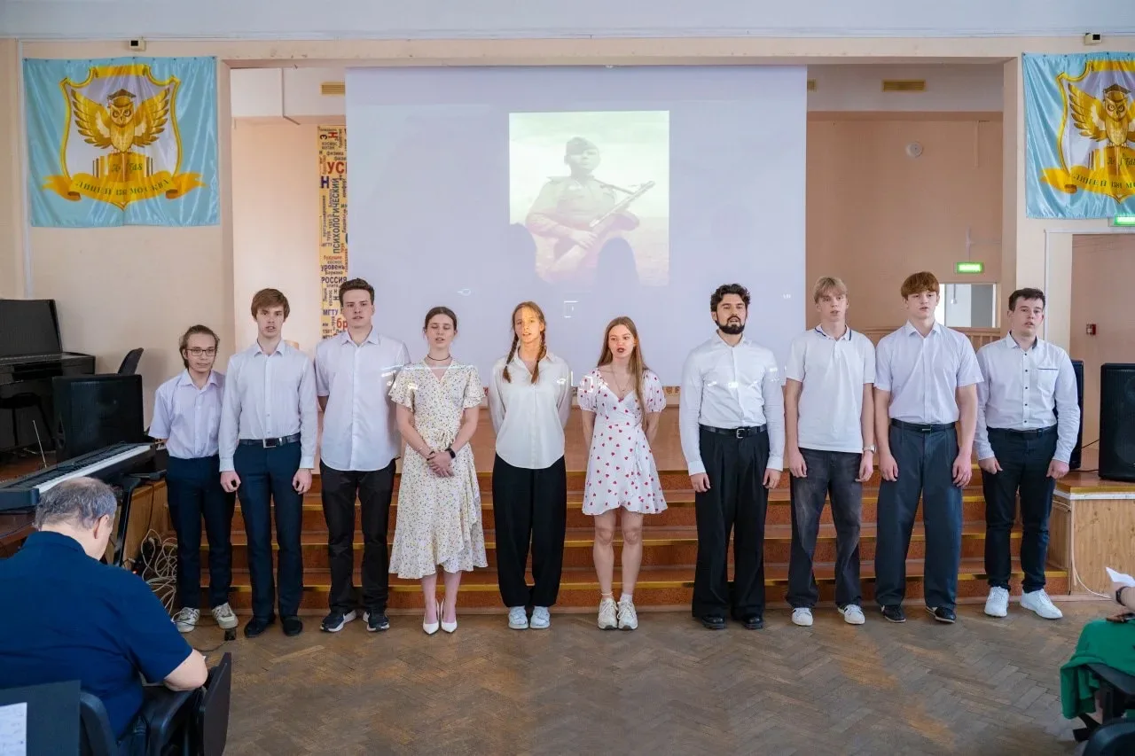В 1 здании Инженерной школы № 1581 прошёл Фестиваль военной песни!  🕊️ Тёплый и искренний концерт, к