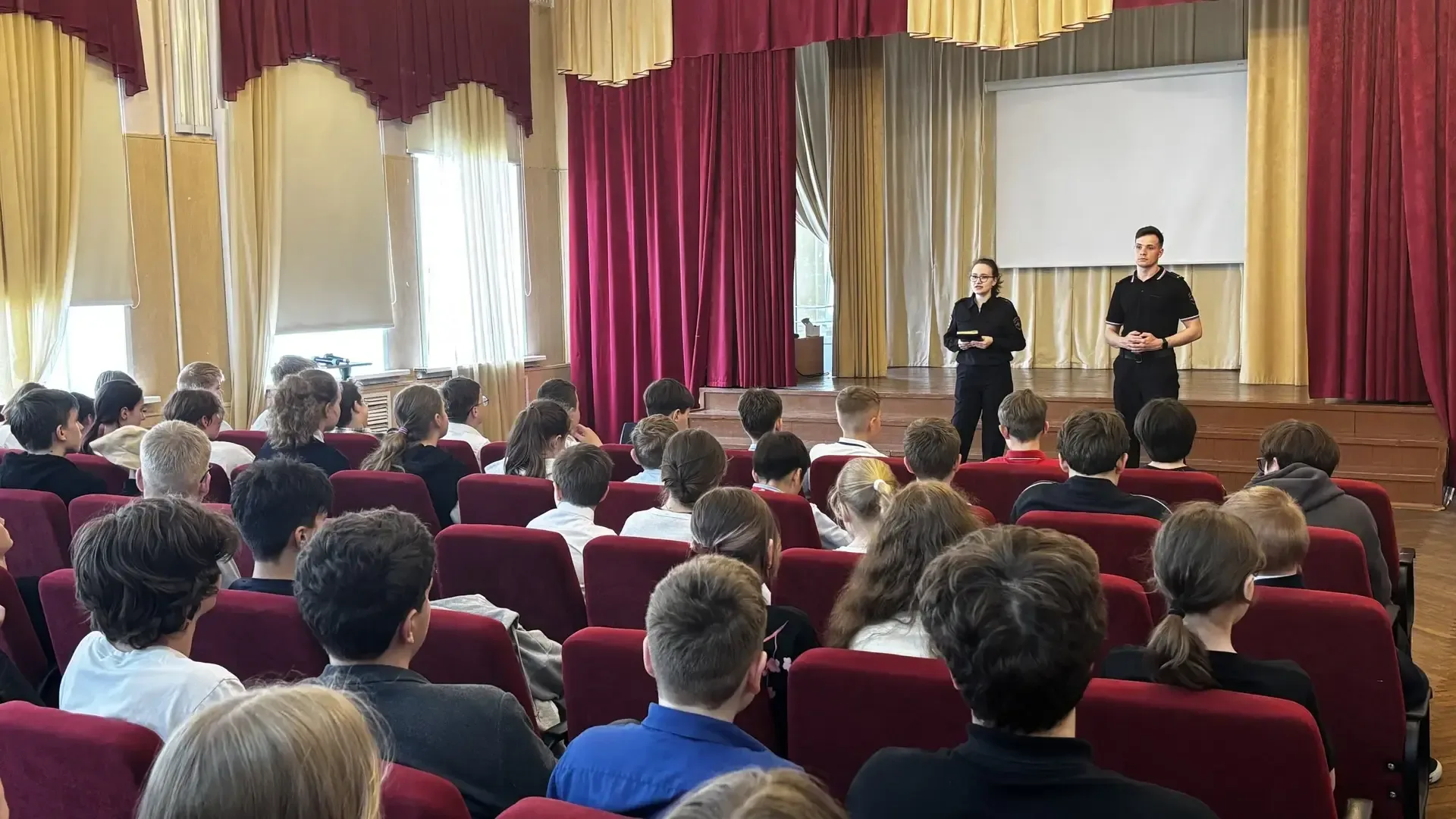 Безопасность превыше всего! ☝️  В нашей школе уже традиционно перед летними каникулами проводятся пр