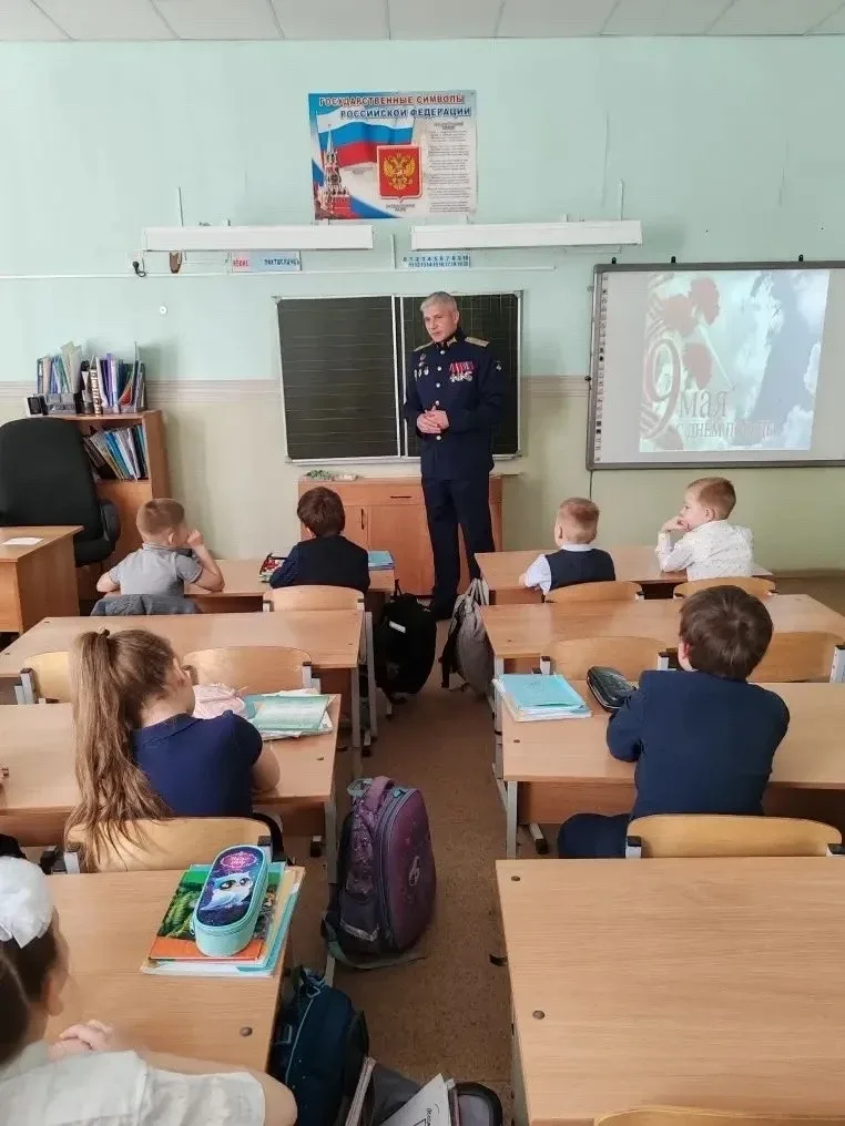 8 мая в 1«В» классе состоялась встреча с участником СВО Пугачевым Сергеем Александровичем. Он расска