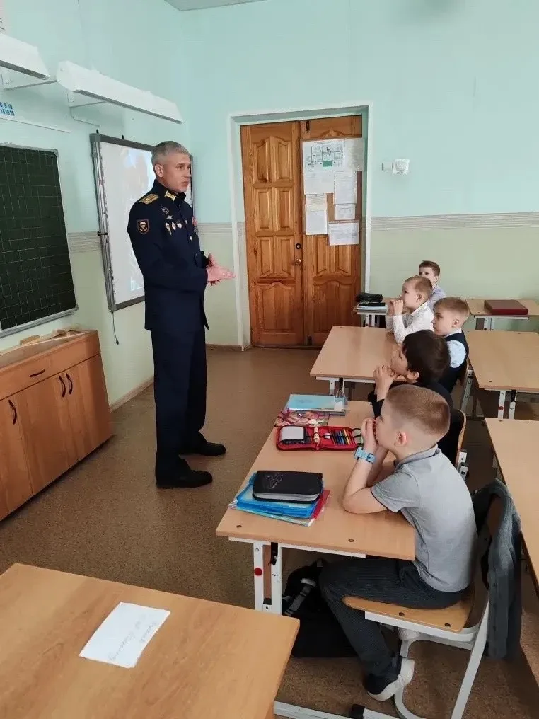 8 мая в 1«В» классе состоялась встреча с участником СВО Пугачевым Сергеем Александровичем. Он расска