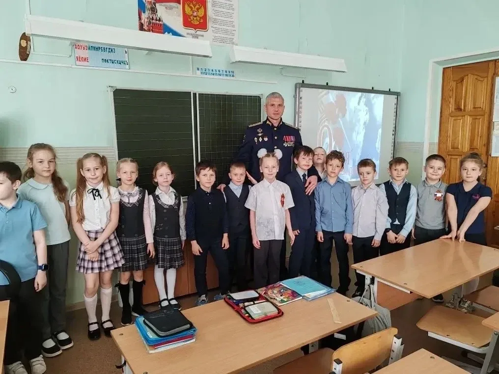 8 мая в 1«В» классе состоялась встреча с участником СВО Пугачевым Сергеем Александровичем. Он расска
