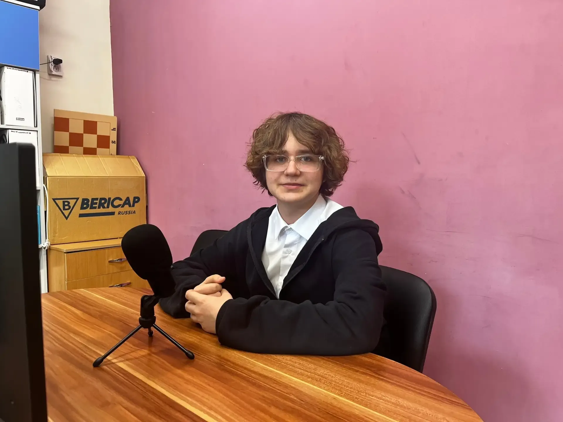 Доброе утро, школа! В эфире медиапроект "Школьное радио". Ведущие выпуска - активисты Движения Первы