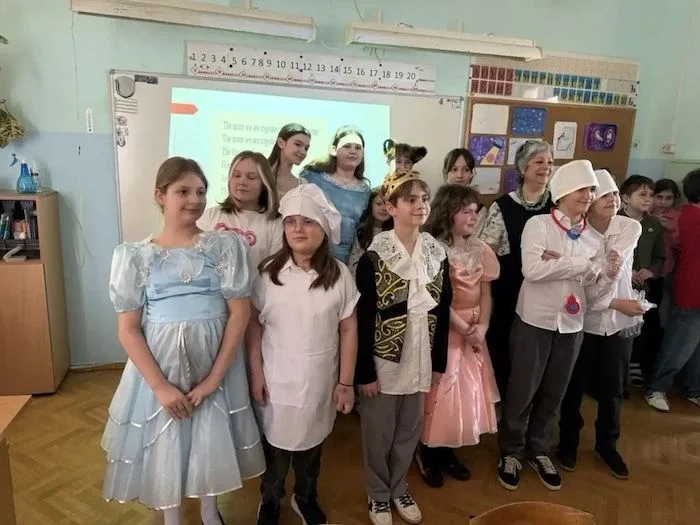 👸Последний урок английского языка в 4 "Д"  4 «Д» класс завершил учебный год и начальную школу сказко