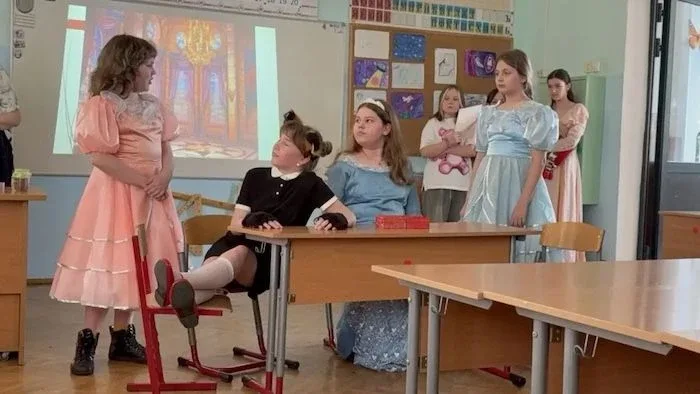 👸Последний урок английского языка в 4 "Д"  4 «Д» класс завершил учебный год и начальную школу сказко