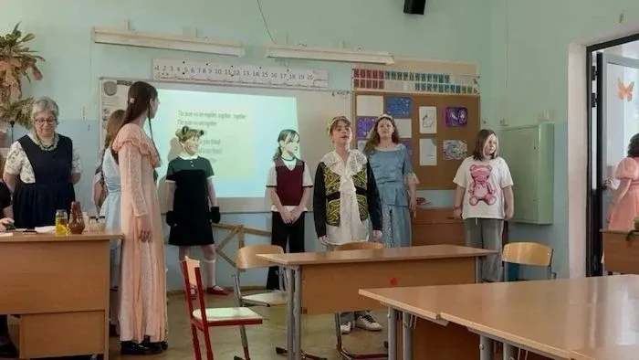 👸Последний урок английского языка в 4 "Д"  4 «Д» класс завершил учебный год и начальную школу сказко