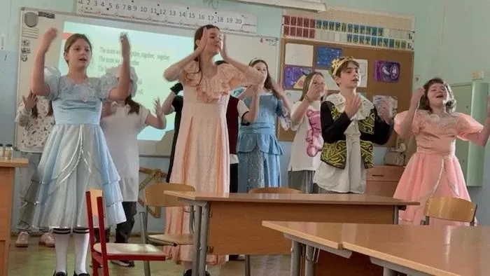 👸Последний урок английского языка в 4 "Д"  4 «Д» класс завершил учебный год и начальную школу сказко