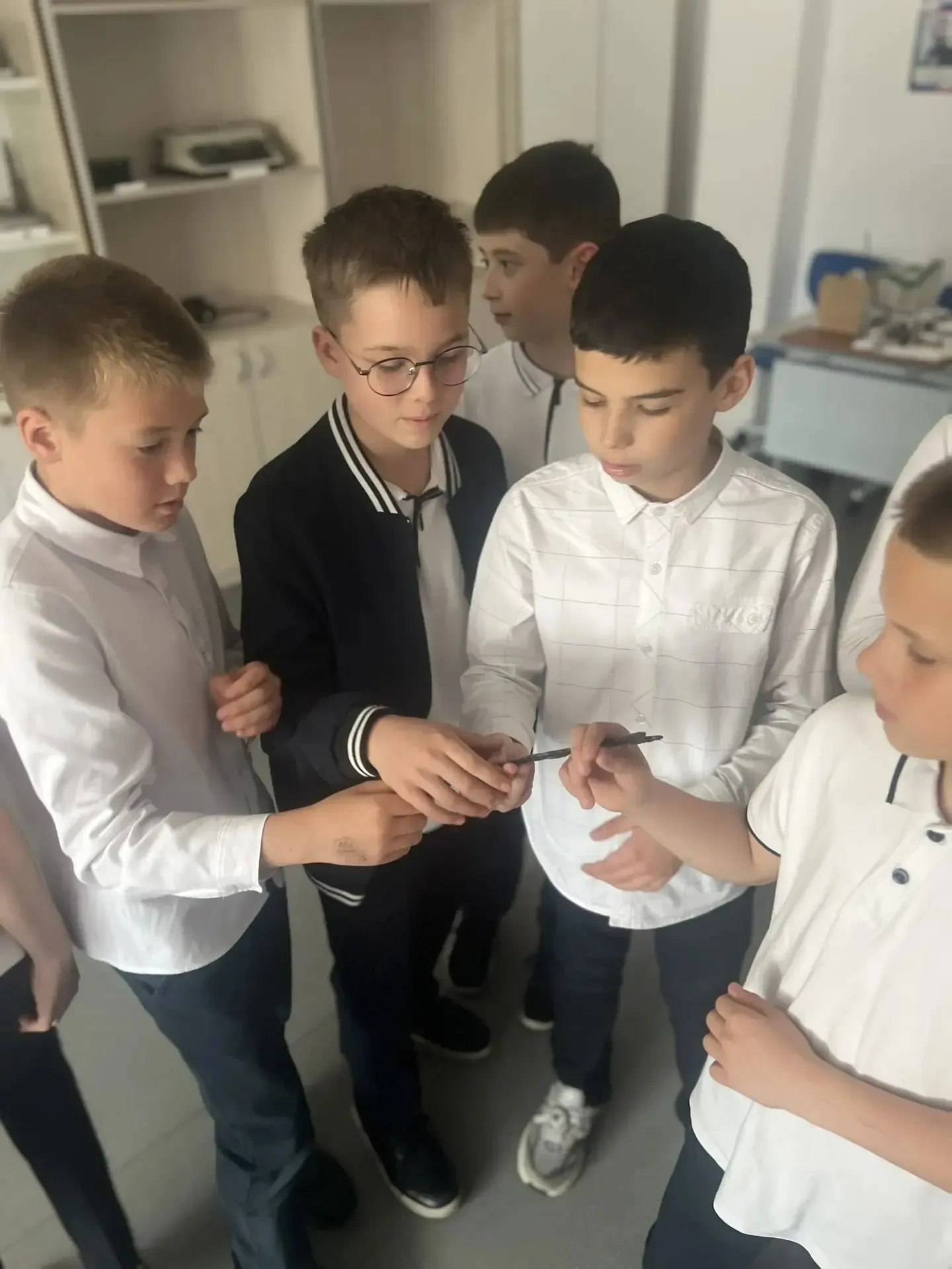 🏛️ Путешествие в прошлое: 5 «В» в школьном музее «Долина яблонь»!   Ученики 5 «В» класса вместе с уч