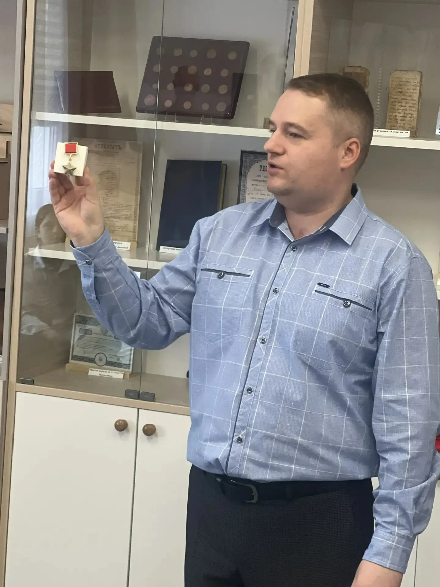 🏛️ Путешествие в прошлое: 5 «В» в школьном музее «Долина яблонь»!   Ученики 5 «В» класса вместе с уч