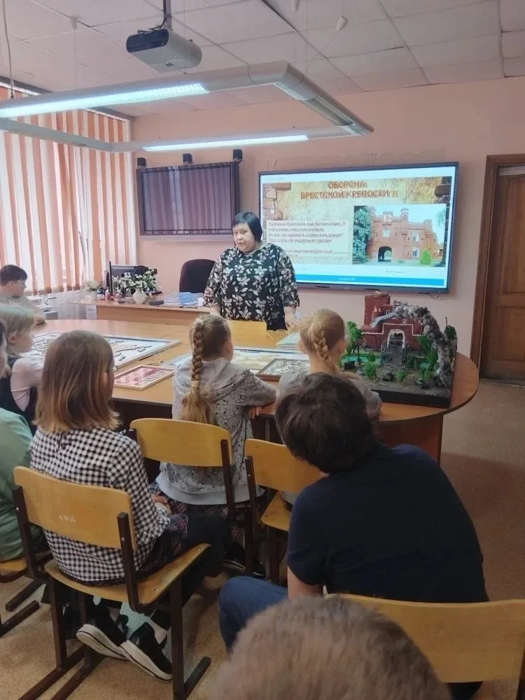 В Кольцовской школе № 5 идут занятия, посвященные Великой Победе  В формате живого диалога занятия п