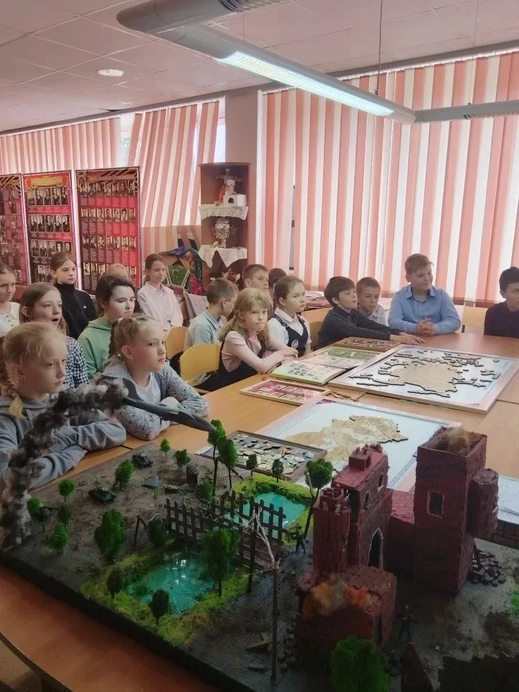 В Кольцовской школе № 5 идут занятия, посвященные Великой Победе  В формате живого диалога занятия п