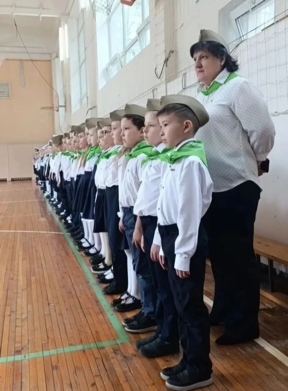 «Чеканим шаг»: в школе прошёл смотр строя и песни, посвящённый 81-й годовщине Великой Победы       8