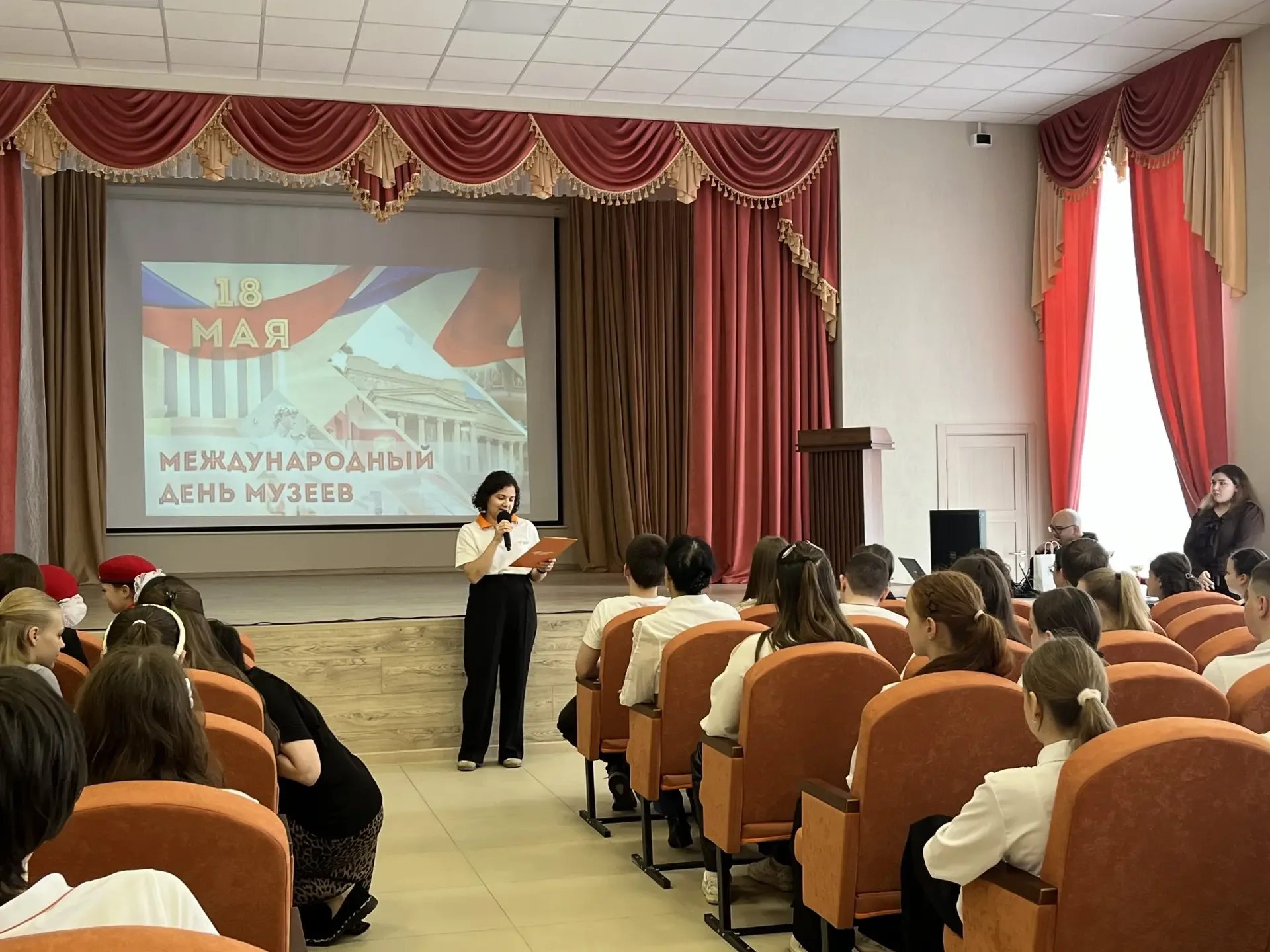 🏛️ Не только Эрмитаж: где живёт история вашей семьи?  В нашей школе прошёл классный час, посвящённый