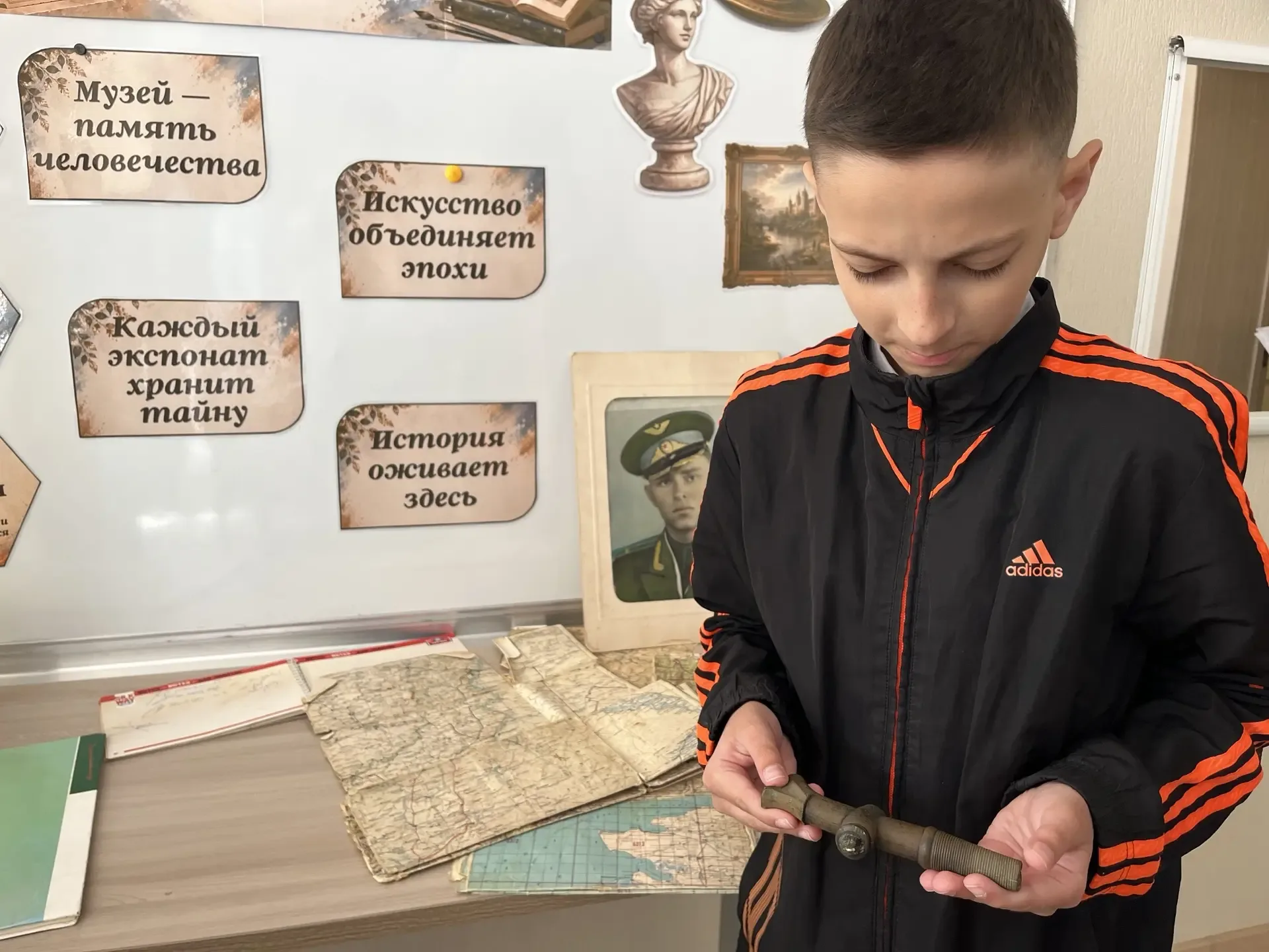 🏛️ Не только Эрмитаж: где живёт история вашей семьи?  В нашей школе прошёл классный час, посвящённый