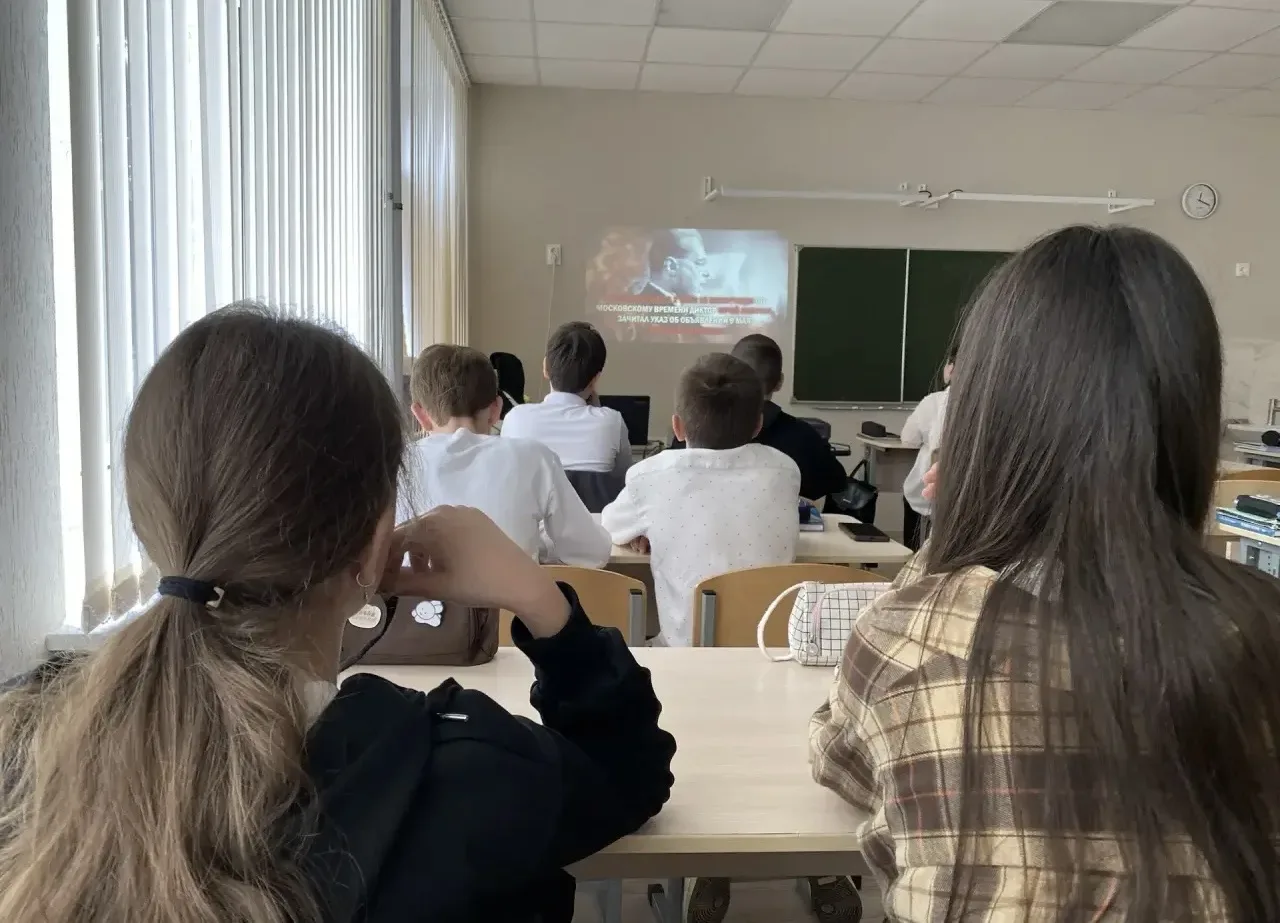 ✅ В нашей школе ребята смотрели важные патриотические фильмы🇷🇺  С 5 по 15 мая был организован кинопо