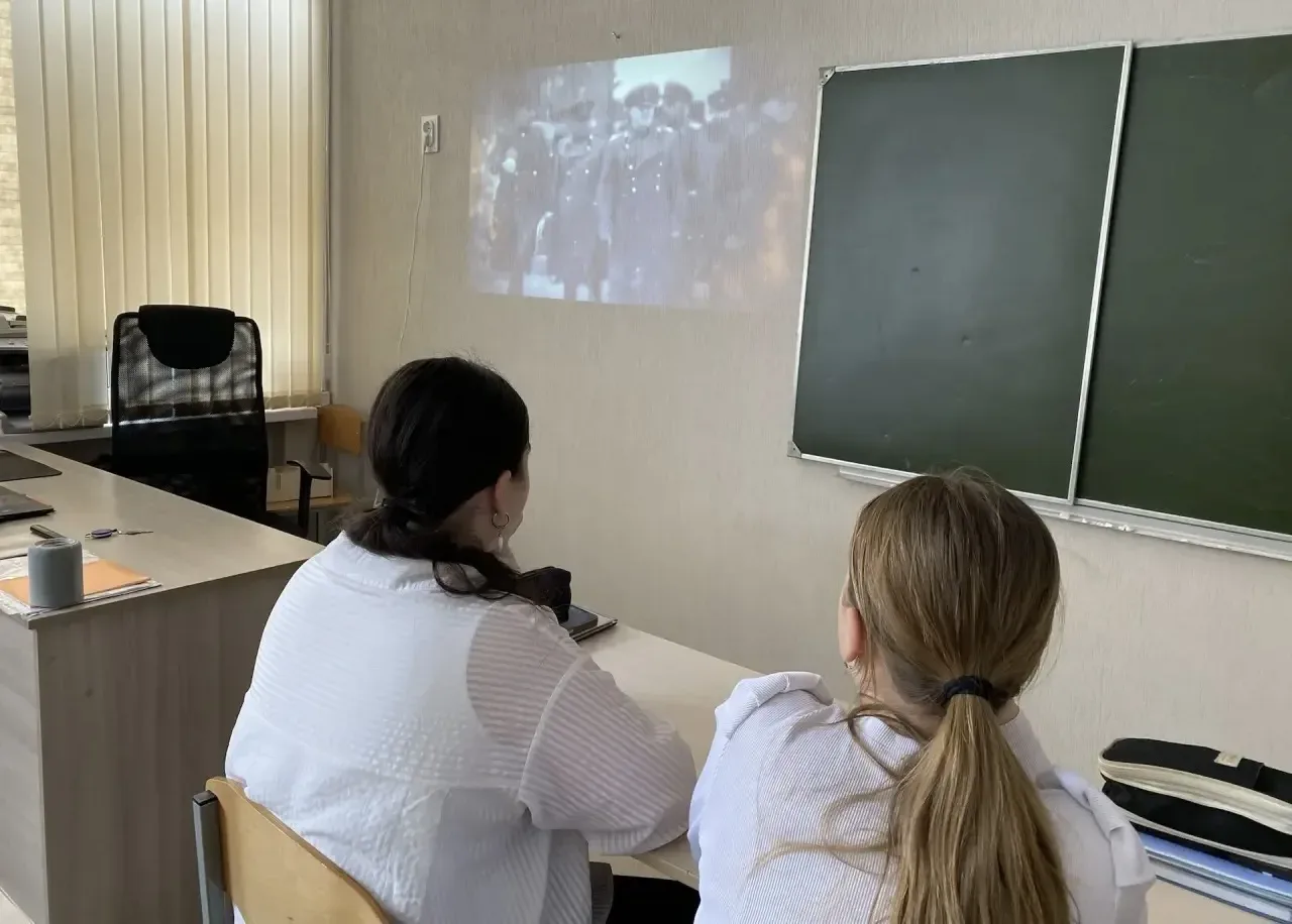 ✅ В нашей школе ребята смотрели важные патриотические фильмы🇷🇺  С 5 по 15 мая был организован кинопо