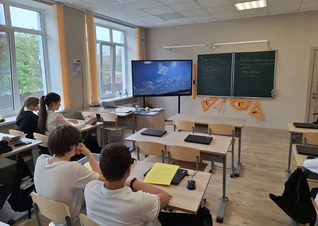 ✅ В нашей школе ребята смотрели важные патриотические фильмы🇷🇺  С 5 по 15 мая был организован кинопо