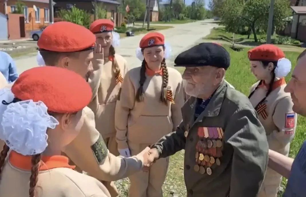 📢 Наши юнармейцы подарили ветерану Парад у дома: история мужества и чести  В день 81-й годовщины Поб